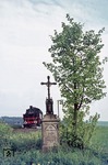Dieses Kruzifix stand in der Ausfahrt des Haltepunkt Albersrieth. (30.05.1973) <i>Foto: Wolfgang Bügel</i>
