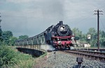 Der letzte dampfgeführte Reisezug aus Grafenwöhr: 064 295 mit N 3801 nach Weiden auf der Heidenaabbrücke bei Pressath. (01.06.1973) <i>Foto: Wolfgang Bügel</i>