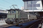 117 111 wartet vor E 3280 nach Ingolstadt im Münchener Hauptbahnhof. (11.02.1974) <i>Foto: Wolfgang Bügel</i>