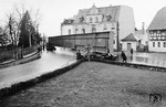 Der Transport des Brückenträgers stellte für die Culemeyer-Transportspezialisten weniger durch ihr Gewicht als durch ihr unhandliches Format eine Herausforderung dar, wenn es darum ging durch enge Ortslagen zu zirkeln, wie hier in Meerane in Höhe der Reichsstraße 93. (1937) <i>Foto: RVM</i>