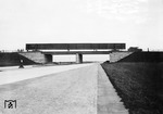 Beim Passieren einer Straßenbrücke über die Reichsautobahn, vermutlich im Bereich einer Anschlussstelle, wird in der Seitenansicht die beachtliche Länge des Gespanns deutlich. (1937) <i>Foto: RVM</i>
