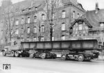 Eine Blechträgerbrücke in geschweißter Ausführung wird auf einem 16-rädrigen Straßenroller von der Zugmaschine DR-70008 zum Materialprüfungsamt Berlin-Dahlem gefahren. Die Sicherung der Ladung erfolgt lediglich durch einige Schraubzwingen auf den Drehschemeln. Erwähnenswert ist auch der "Steuermann" am Ende des Gefährts. (1939) <i>Foto: RVM</i>