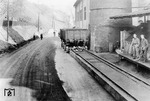 Anlieferung eines Kohlewagens für eine Papierfabrik über das Absetzgleis. Die Aufnahme ist wahrscheinlich in Österreich entstanden. (1942) <i>Foto: RVM</i>