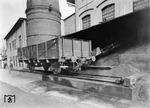 Der anglieferte Eisenbahnwagen auf dem Absetzgleis an einer Papierfabrik vermutlich in Österreich. (1942) <i>Foto: RVM</i>