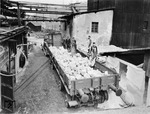 Anlieferung von weißer Tonerde in der bereits bekannten Papierfabrik in Österreich. (1942) <i>Foto: RVM</i>