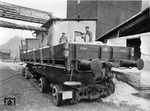 Auf dem fahrbaren Absetzgleis wurde der O-Wagen "Erfurt 39056" mit Tonerde angeliefert. (1942) <i>Foto: RVM</i>