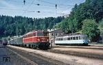 Der mittlerweile in seinem bekannten "Olympiablau" lackierte "Gläserne Zug" wird im Bahnhof Semmering durch ÖBB 1042.593 überholt. (16.06.1973) <i>Foto: Wolfgang Bügel</i>