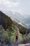 Blick vom Präbichler Tunnel auf ÖBB 97.209 und Schiebelok 97.203, die mit einem beladenen Erzzug bei Präbichl unterwegs sind. (16.06.1975) <i>Foto: Wolfgang Bügel</i>