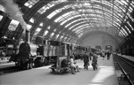 Die Reiseatmosphäre auf dem Mailänder Hauptbahnhof deutet - mit Ausnahme der fehlenden Hallenverglasung - nicht unbedingt auf Krieg hin, der Italien im Sommer 1944 längst erreicht hatte.  (08.1944) <i>Foto: Walter Hollnagel</i>