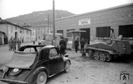 Die Reichsbahn-Autowerkstätte in Mailand, in der offenkundig auch Kettenfahrzeuge der Wehrmacht instandgesetzt wurden. (07.1944) <i>Foto: Walter Hollnagel</i>