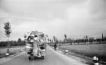 Auf der Straße nach Brescia gelang Walter Hollnagel dieses Zeitdokument einer vor den Kriegsereignissen flüchtenden Familie auf einem Transporter mit Holzvergaser. (07.1944) <i>Foto: Walter Hollnagel</i>