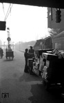 Eine Menge Koffer warten in Hamburg Hbf auf ihre Weiterbeförderung Richtung Süden. Sie waren wohl nicht für den ehemaligen LBE-Doppelstockzug mit der 74er bestimmt, der gerade am Bahnsteig steht. (16.03.1953) <i>Foto: Walter Hollnagel</i>