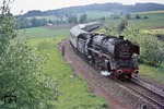 Bei Stammbach begegnet uns 001 111 mit D 853. An der Kesseltür wurde von mitfahrenden Eisenbahnfreunden die Kreideanschrift "Sachsen-Express", am Tender "Unsere letzte Fahrt mit der 001" angebracht.  (01.06.1973) <i>Foto: Wolfgang Bügel</i>