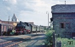 064 097 hat mit N 3824 nach Weiden den Bahnhof Waldthurn erreicht. (01.06.1973) <i>Foto: Wolfgang Bügel</i>