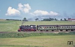 N 3824 hatte eine Fahrzeit von 107 Minuten für die 56 km lange Strecke von Eslarn nach Weiden. So konnte es 064 097 bei Waldthurn auch eher gemütlich angehen lassen.  (01.06.1973) <i>Foto: Wolfgang Bügel</i>