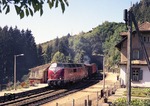 221 101-9 eilt vor Güterzug 64935 durch den Haltepunkt Nußbach bei Triberg auf der Schwarzwaldbahn. (1972) <i>Foto: Heinz Hangarter</i>