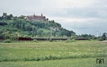 E 1791 hatte am letzten Einsatztag Bamberg pünktlich um 7.35 Uhr verlassen. Unterhalb der Plassenburg bei Kulmbach wurde der Zug mit 001 088 auf dem Weg nach Hof erwartet. (02.06.1973) <i>Foto: Wolfgang Bügel</i>