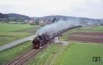 Den Sonderzug E 23408 übernahmen 064 415 und 086 809 von 001 173 im Bahnhof Kirchenlaibach und brachten ihn bis Neuenmarkt-Wirsberg. Aufnahme von der Autobahnbrücke der BAB A 70 bei Harsdorf, die auch ab 1985 wieder als Fotopunkt herhalten sollte. (02.06.1973) <i>Foto: Wolfgang Bügel</i>