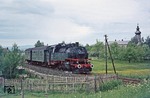 Nebenbahnidylle bei Floß mit dem letzten dampfgeführten Reisezug auf der Strecke Weiden - Eslarn. (02.06.1973) <i>Foto: Wolfgang Bügel</i>
