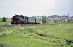 Bei Vohenstrauß befindet sich 064 097 auf dem Weg nach Eslarn. (02.06.1973) <i>Foto: Wolfgang Bügel</i>