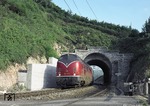 211 142-3 verlässt mit einem Schnellzug den Tannenbühl-Tunnel auf der Schwarzwaldbahn unterhalb von Nußbach. (1976) <i>Foto: Heinz Hangarter</i>