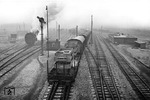 Ablaufbetrieb im Rangierbahnhof von Hamm. Links rangiert eine pr. T 16. (02.1959) <i>Foto: Willi Marotz</i>