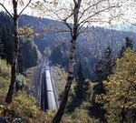 Blick vom Gaislochtunnel auf den herbstlichen Schwarzwald und eine unbekannte V 200 kurz vor Nußbach. (1972) <i>Foto: Heinz Hangarter</i>