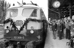 Der Sonderzug (Dsts 90422) zur Aufnahme des elektrischen Zugbetriebs zwischen Herford und Altenbeken erhält im Bahnhof Detmold seinen Abfahrauftrag.  (27.05.1975) <i>Foto: Prof. Dr. Willi Hager</i>