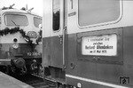 Der 1. Zug zur Aufnahme des elektrischen Betriebes zwischen Herford und Altenbeken steht abfahrbereit im Bahnhof Herford. Zuglok ist 112 309-0. (27.05.1975) <i>Foto: Prof. Dr. Willi Hager</i>