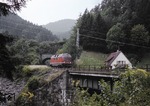 Gleich wird die zurückkehrende Schiebelok 220 053 am 3. Glasträgertunnel die Brücke der Bundesstraße 33 auf dem Weg nach Hausach überqueren. (1973) <i>Foto: Heinz Hangarter</i>