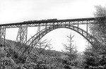 Eine unbekannte 50 überquert mit einem Nahgüterzug die Müngstener Brücke zwischen Solingen und Remscheid. Die 465 m lange Brücke ist auch heute noch mit einer Scheitelhöhe von 107 m die höchste Stahlgitterbrücke Deutschlands.  (11.08.1959) <i>Foto: Klaus Feller</i>
