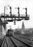 VT 36 511 hat soeben den Kölner Hauptbahnhof hinter sich gelassen und erhält freie Fahrt an der Signalbrücke am Hansaring. (1950) <i>Foto: Fischer</i>