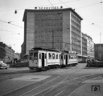 Tw 802 - die Viertbesetzung des 1950 von Westwaggon/Maffei-Schwartzkopf-Werke gebauten Triebwagens - mit Beiwagen 203 (Gastell, Baujahr 1919) auf der Linie 20 (Rellinghausen - Horst) in Essen. (08.06.1960) <i>Foto: Joachim Stichnoth</i>