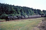 053 074 und 053 062 vom Bw Kaiserslautern mit der abgebügelten 140 763 vor dem umgeleiteten Gag 60473 auf der Alsenztalbahn bei Enkenbach. (11.09.1973) <i>Foto: Wolfgang Bügel</i>