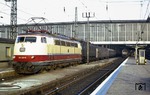 Die jeweils modernsten Lokomotiven ihrer Zeit, die Vorserien 103 003 (Baujahr 1965) und ihre Vorkriegsschwester 118 044 (Baujahr 1938), an einem Eilzug in München Hbf. (01.10.1973) <i>Foto: Wolfgang Bügel</i>