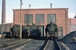 Vor dem Schuppen in Heeren präsentieren sich die RAG-Werkloks D 726 (rechts, ex 80 037), D 794 (ex 94 1219) und eine weitere Maschine. (03.11.1973) <i>Foto: Wolfgang Bügel</i>