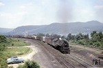 Eine 2'D2', Reihe T-1 (# 2100 - 2129) der Reading Railroad, von denen ab 1945 20 Loks aus den 1923 von Baldwin gebauten Maschinen rekonstruiert wurden. Die Aufnahme entstand vermutlich bei Harrisburg (PA), als etliche Loks nach Pennsylvania ausgeliehen wurden. Im Hintergund ist der Susquehanna River zu sehen. (1956) <i>Foto: unbekannt</i>