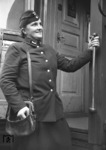 Eine Reichsbahnschaffnerin posiert für ein Werbefoto des RVM in Köln. (1942) <i>Foto: RVM (RBD Köln)</i>