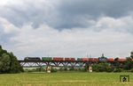 Über die bekannte Wörnitzbrücke bei Donauwörth zieht eine MRCE ES 64-U2 einen Containerzug nordwärts. (17.06.2014) <i>Foto: Joachim Bügel</i>