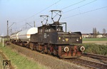 Die am 18. August 1950 von Henschel an die "Braunkohlen- und Brikettwerke Roddergrube AG" in Brühl ausgelieferte Bo'Bo' E-Lok vom Typ EL 2, hier mittlerweile als E 693 der KBE unterwegs, mit einem Kesselwagenzug bei Brühl-Ost. (20.04.1977) <i>Foto: Peter Schiffer</i>