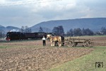 99 0244 begegnet auf dem Weg nach Nordhausen einem Pferdefuhrwerk bei Ilfeld. (12.03.1977) <i>Foto: Peter Schiffer</i>