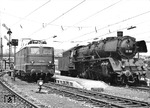 Mittlerweile in Ulm beheimatet, wartet 03 222 im dortigen Hauptbahnhof die Überholung von E 10 182 ab. (06.1964) <i>Foto: Doh</i>