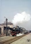 01 183 verlässt mit E 520 den Bahnhof Lauda. (04.1964) <i>Foto: Albert Schöppner</i>