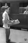 Süßigkeitenverkäufer auf dem Bahnsteig in Hamburg Hbf.  (04.07.1956) <i>Foto: Walter Hollnagel</i>