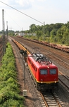 Ein weiterer Exot ist die zur EBM Cargo gehörende 140 070, die hier mit einem DBV in Düsseldorf-Eller unterwegs ist. (05.08.2014) <i>Foto: Joachim Bügel</i>