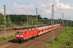 Als Verstärkungszüge im morgendlichen und abendlichen Berufsverkehr tauchen noch vereinzelt 143er mit x-Wagenzügen auf der Linie S 1 (Solingen - Dortmund) auf, so wie hier 143 583 in Düsseldorf-Eller. (05.08.2014) <i>Foto: Joachim Bügel</i>