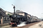 Die Treuchtlinger 01 113 vor E 520 in Lauda. Die dortige Ära der Baureihe 01 endete ein Jahr später im März 1965 durch die Elektrifizierung der maßgeblichen Einsatzstrecken nach München und Würzburg. (1964) <i>Foto: Albert Schöppner</i>