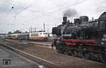 103 174 begegnet mit IC "Herrenhausen" im Bahnhof Köln-Mülheim der mit einem Sonderzug ins Bergische Land wartenden 38 2383. (28.05.1972) <i>Foto: Peter Schiffer</i>