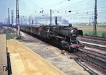 051 530-4 (50 1530) läuft mit einem beachtlichen Nahgüterzug aus Köln-Eifeltor in den Güterbahnhof von Brühl ein. Das Bild entstand aus dem damals neuen Dr-Stellwerk. (15.04.1971) <i>Foto: Peter Schiffer</i>