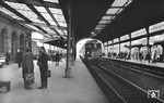 E 41 099 - damals noch im hochwertigen Schnellzugdienst eingesetzt - läuft im Bonner Hauptbahnhof ein.  (18.05.1962) <i>Foto: Walter Hollnagel</i>